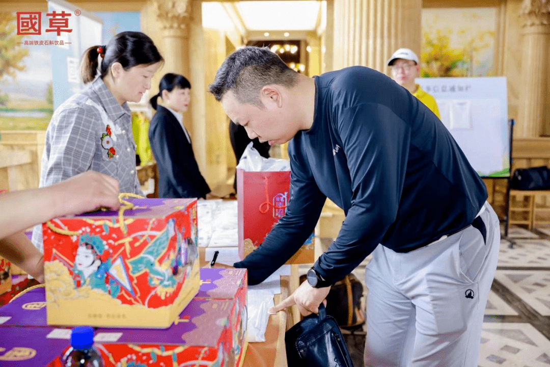 开云体育官方网站-包含比赛现场：不同风格的球杆展示亮点纷呈的词条